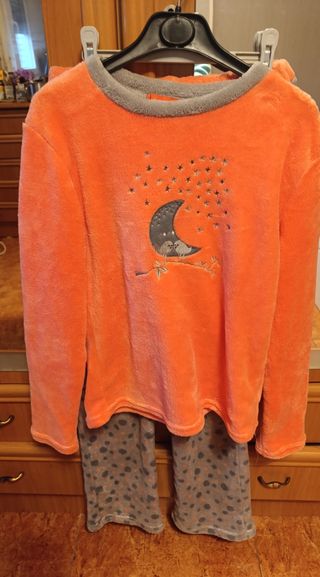 Pijama naranja con estampado de luna y estrellas