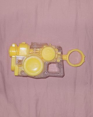 Pistola de juguete amarilla