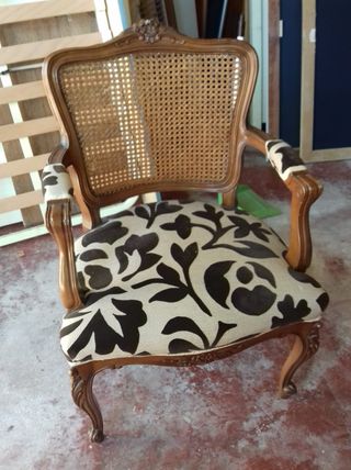 Sillón de madera y ratán con tapicería floral
