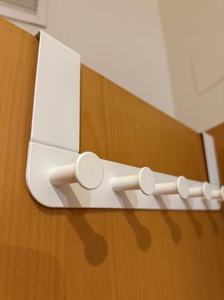Colgador de puerta blanco metálico
