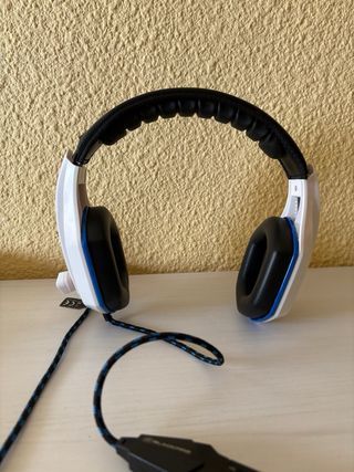 Cascos gaming blancos y azules