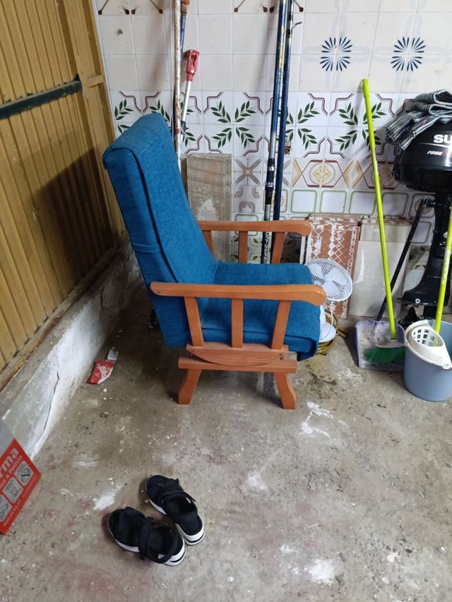 Butacón mecedora de tela y madera