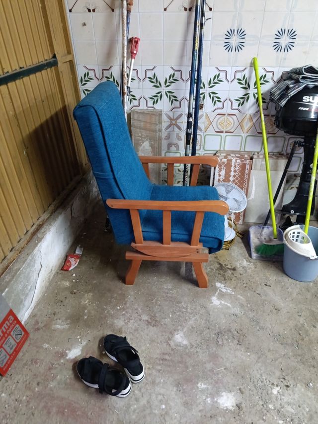 Butacón mecedora de tela y madera