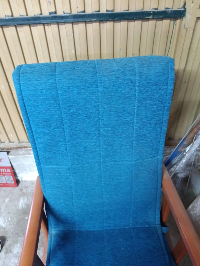 Butacón mecedora de tela y madera