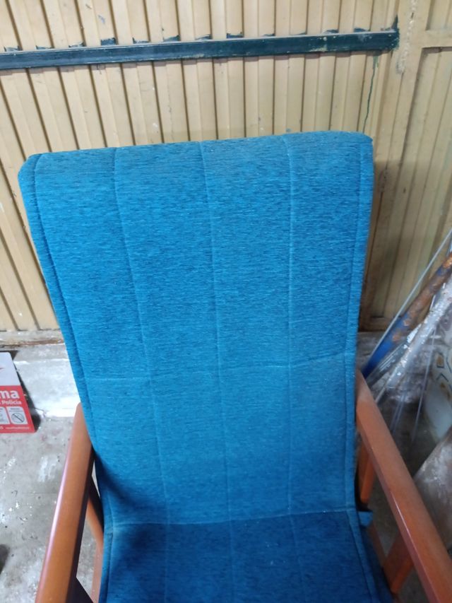 Butacón mecedora de tela y madera