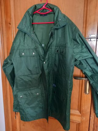 Chaqueta chubasquero verde