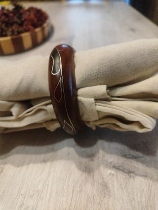 Brazalete de madera con incrustaciones en plata