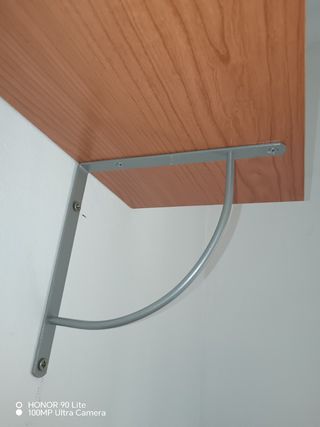 Estantería de madera y metal