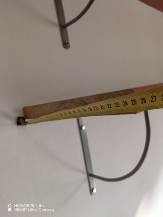 Estantería de madera y metal