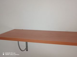 Estantería de madera y metal