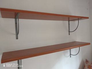 Estantería de madera y metal