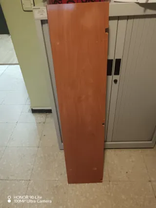 Estantería de madera y metal