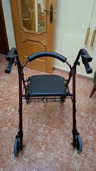 Andador 4 ruedas burdeos con asiento
Nuevo. 