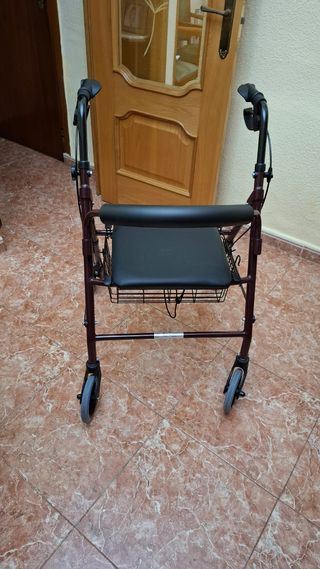 Andador 4 ruedas burdeos con asiento
Nuevo. 