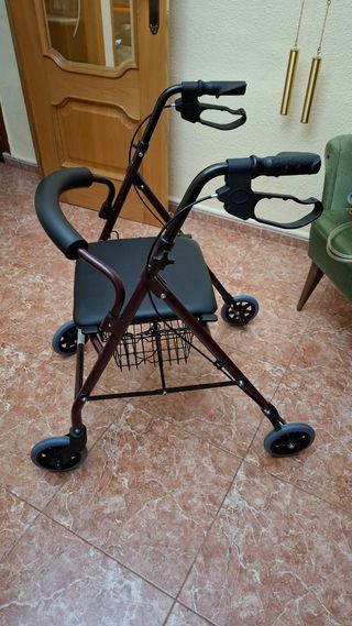 Andador 4 ruedas burdeos con asiento
Nuevo. 