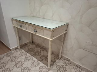 Mesa recibidor madera y cristal, con dos cajones.
