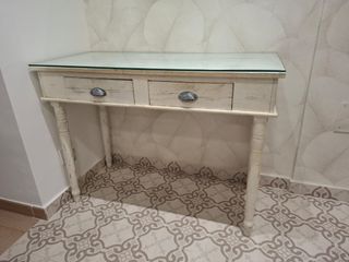 Mesa recibidor madera y cristal, con dos cajones.
