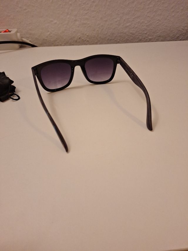 Gafas de sol negras con funda