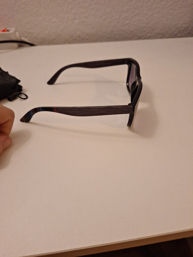 Gafas de sol negras con funda