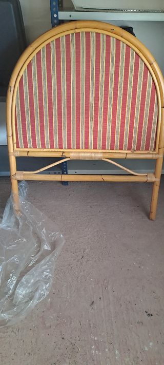 Cabecero de cama de bambú con rayas rojas