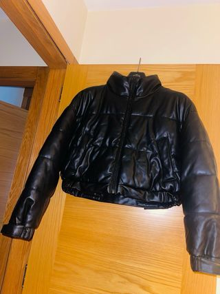 Chaqueta acolchada efecto piel negra