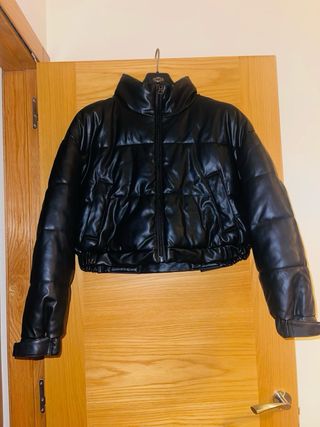 Chaqueta acolchada efecto piel negra