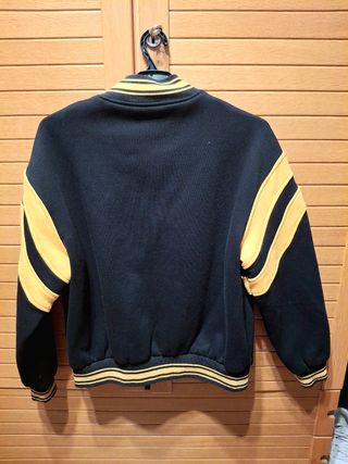 Chaqueta Bershka Negra y Amarilla Talla XL