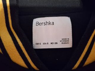 Chaqueta Bershka Negra y Amarilla Talla XL