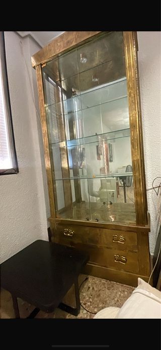 Mueble vitrina dorado con cristal
