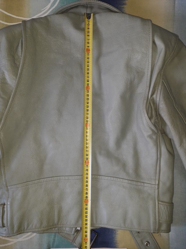 Cazadora de cuero de mujer