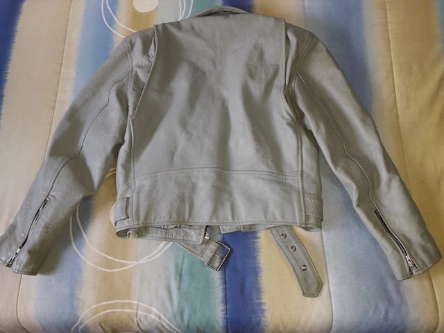 Cazadora de cuero de mujer