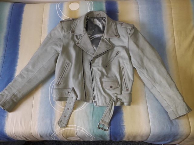 Cazadora de cuero de mujer