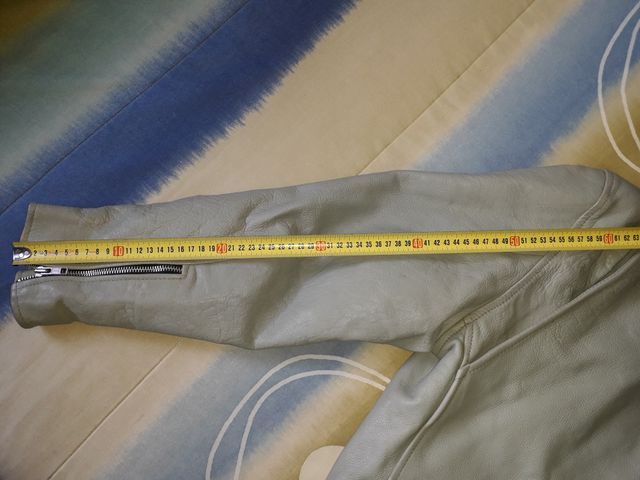 Cazadora de cuero de mujer