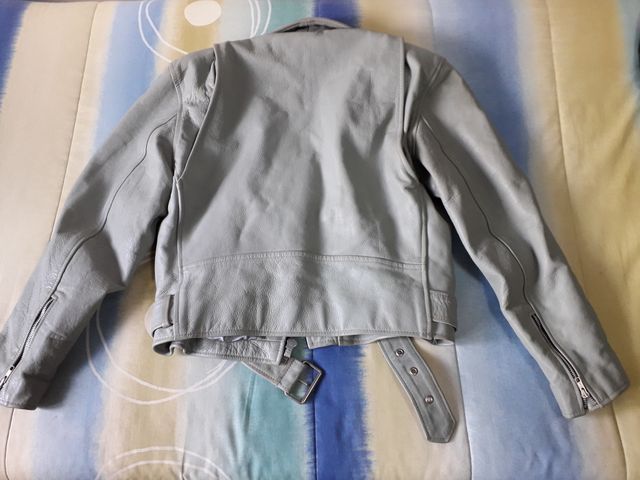 Cazadora de cuero de mujer