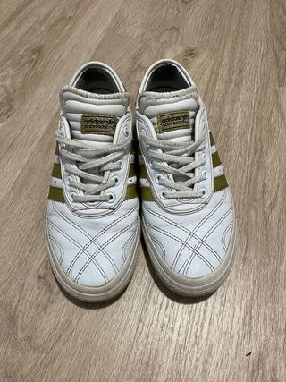 Zapatillas Adidas Blancas y Doradas