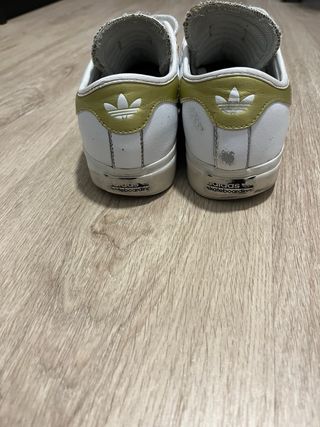 Zapatillas Adidas Blancas y Doradas