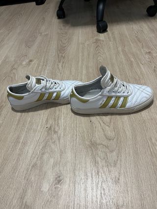 Zapatillas Adidas Blancas y Doradas