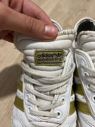 Zapatillas Adidas Blancas y Doradas