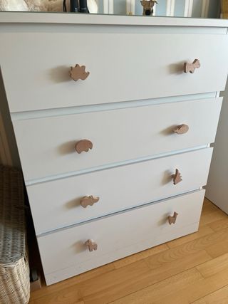Cómoda blanca con tiradores de animales urge venta