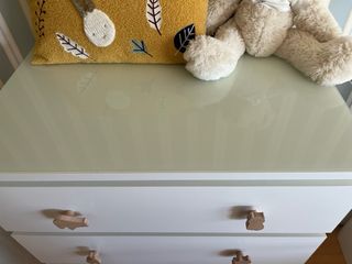 Cómoda blanca con tiradores de animales urge venta