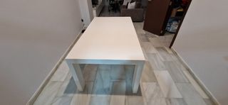 Mesa de comedor blanca y sillas