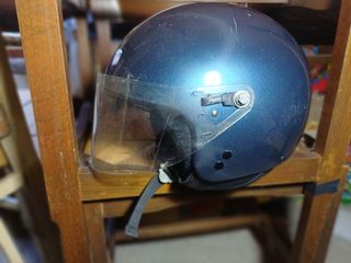 Casco moto blu metallizzato con visiera