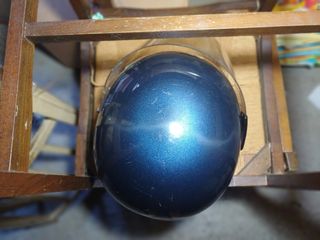 Casco moto blu metallizzato con visiera
