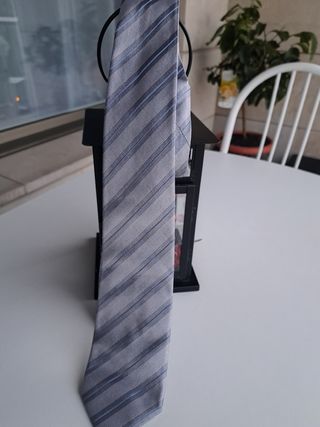 Corbata azul y gris con rayas
