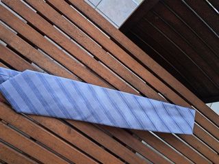 Corbata azul y gris con rayas