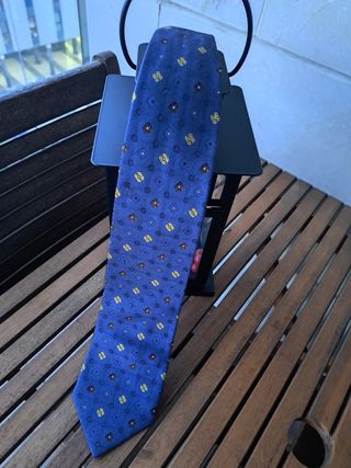 Corbata de seda azul con estampado