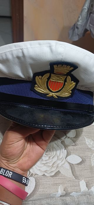 Cappello da marina con stemma dorato