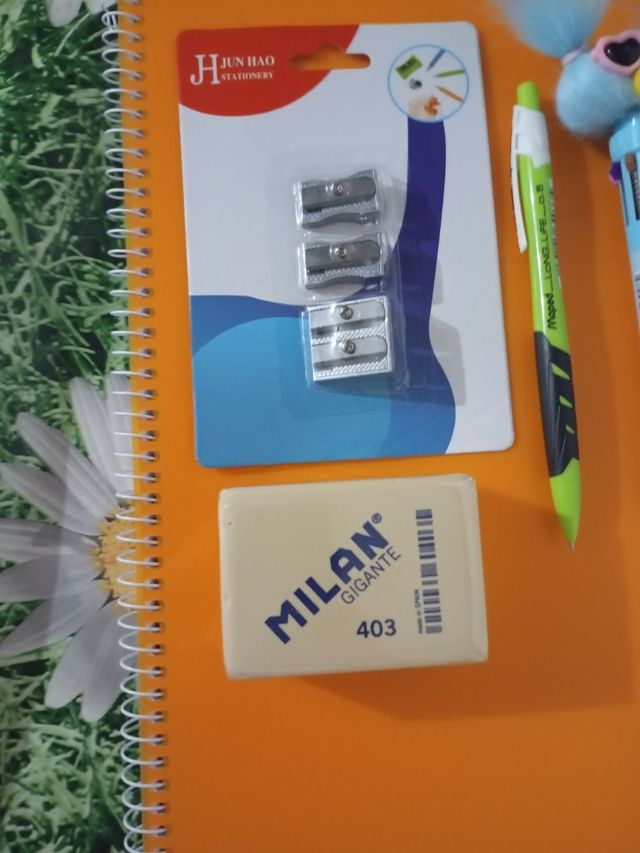 Pack material escolar: libreta, bolígrafo, goma y