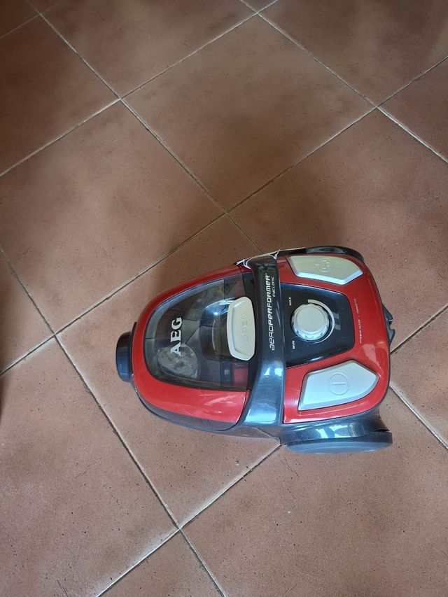 Aspiradora AEG Roja