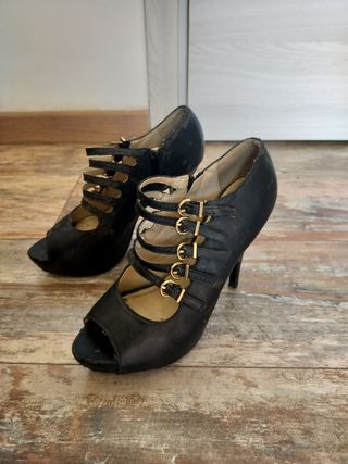 Scarpe con tacco nere con fibbie dorate